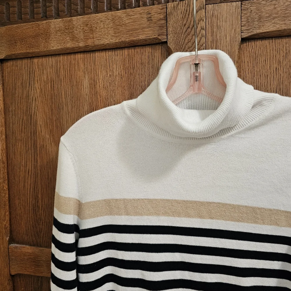 #060 TOMMY HILFIGER | White Black & Gold Striped Turtleneck Sweater - Medium - Picture 3 of 6